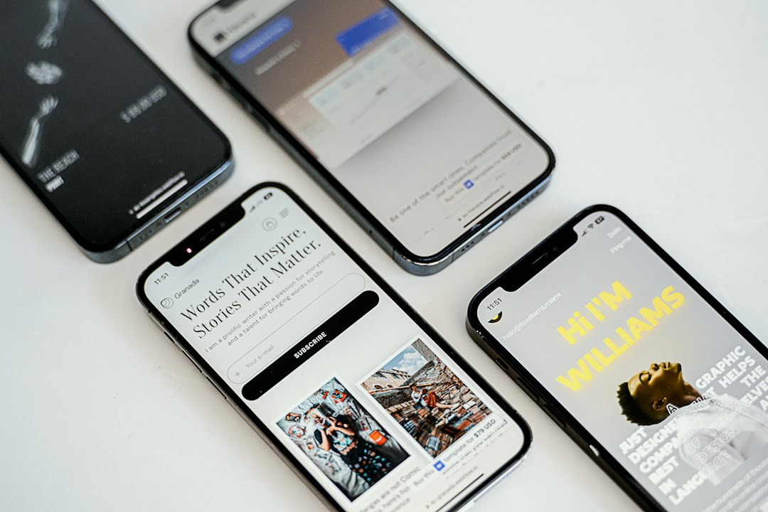 Celulares sobre uma mesa de madeira